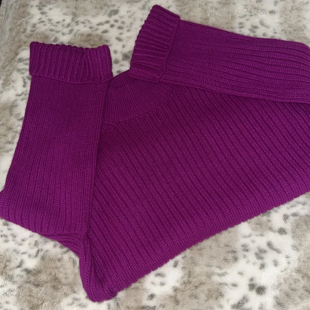Fashion Nova used Fucsia sweater in good condition size M/L.